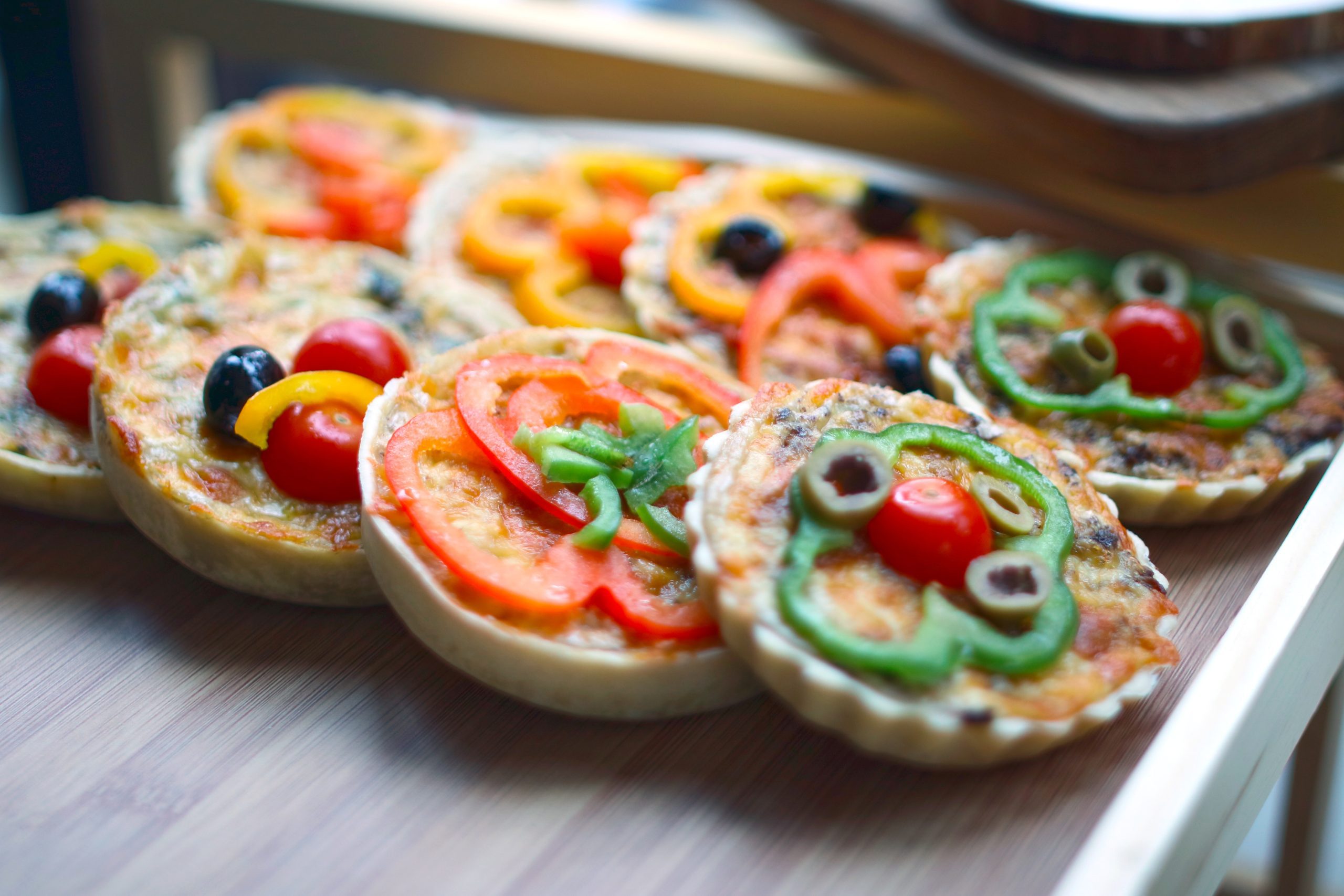 mini pizzas with vegetable toppings